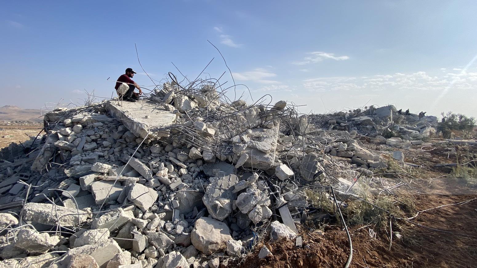 ركام المنازل التي هدمها الاحتلال في المنية. تصوير (أحمد مزهر/وفا)